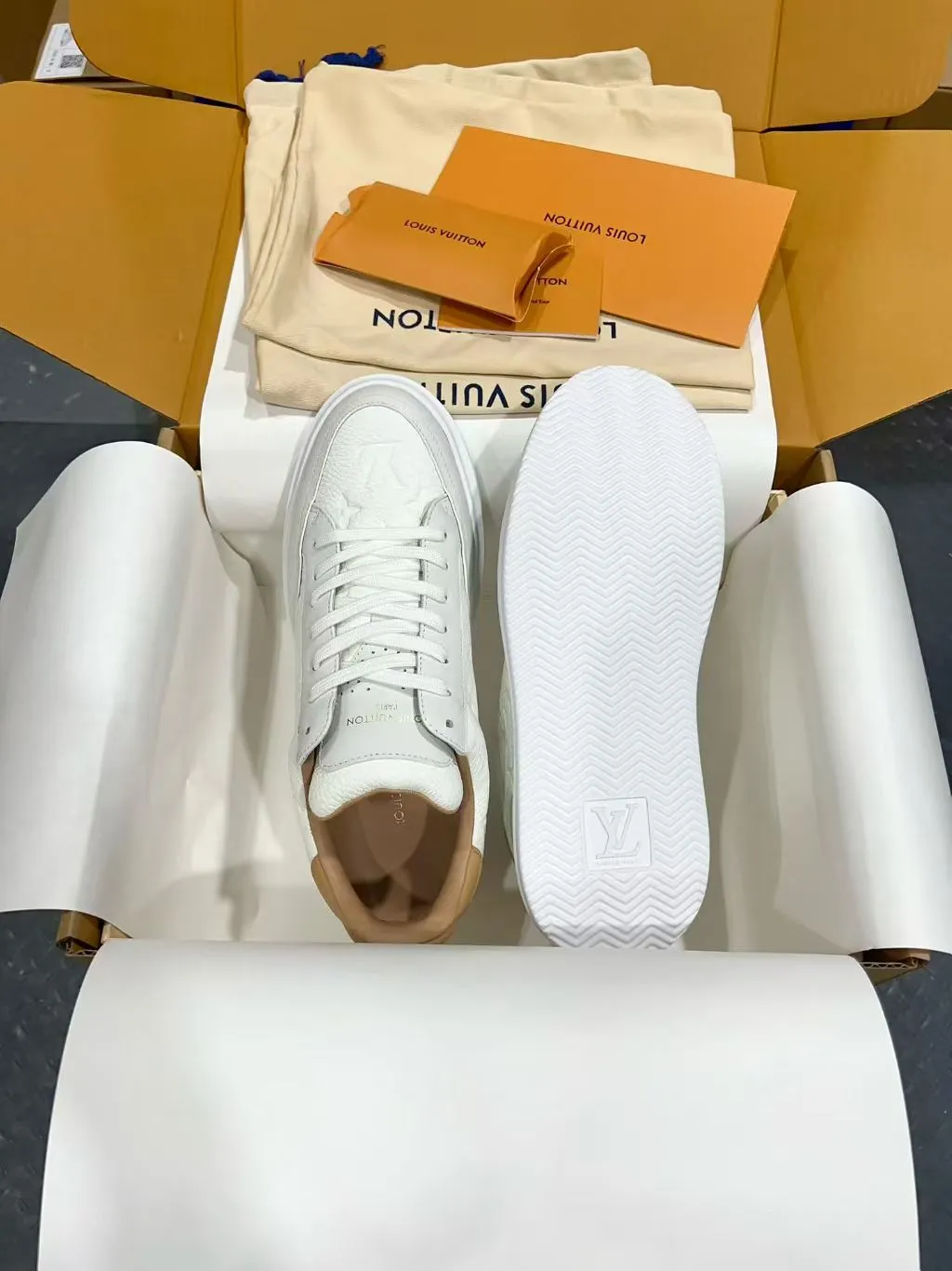 👟👟Ex-factory price 640👟👟 Vuitton Louis Vuitton Beⅴerly Hⅰll men's casual sports shoes white shoes —————————— Good looks and handsome feet, every color is huge and beautiful! A must-have item for fashionistas 🛍 Original custom-made embossed grained calfskin (not superfiber leather on the market, everyone needs to distinguish it!) symmetrical old pattern washed denim; all accessories and accessories are customized according to the original 1:1. Even the color matching of the shoelaces is customized 1:1. Original identical private model TPU outsole. Many clever little designs must have the original version to see that they are well done. The quality lies in the details! The original consistent chip tag can be directly entered into the LV official website 😏 Purchasing agent for ceiling level. Full set of Jingmei aircraft box packaging. Please look for our quality‼ ️ Please pay attention to distinguish the currency materials on the market! Code number: 37-45
